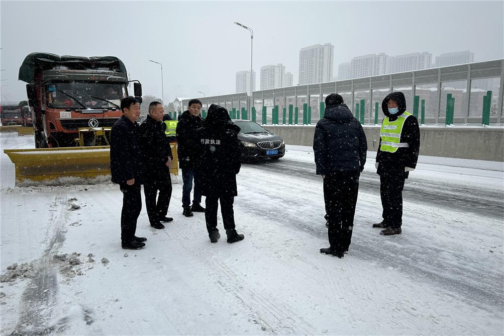 交通實(shí)業(yè)徹夜奮戰，除雪融冰保暢行