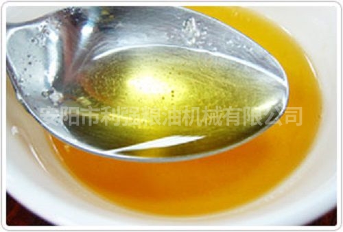 用雞腹腔里的脂肪熬煉出來的油脂